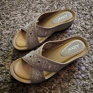 Size 9 Ladies Slides